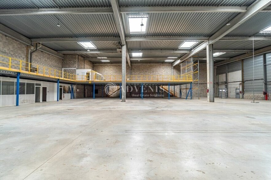 Light Industrial in Combs-la-Ville to rent - Interior Photo - Image 3 of 6