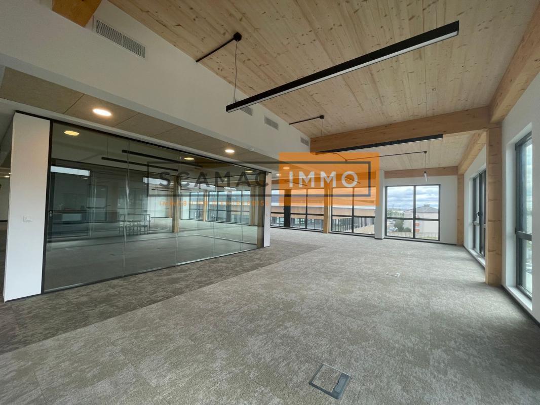 Retail in Nanterre to rent Building Photo- Image 1 of 8