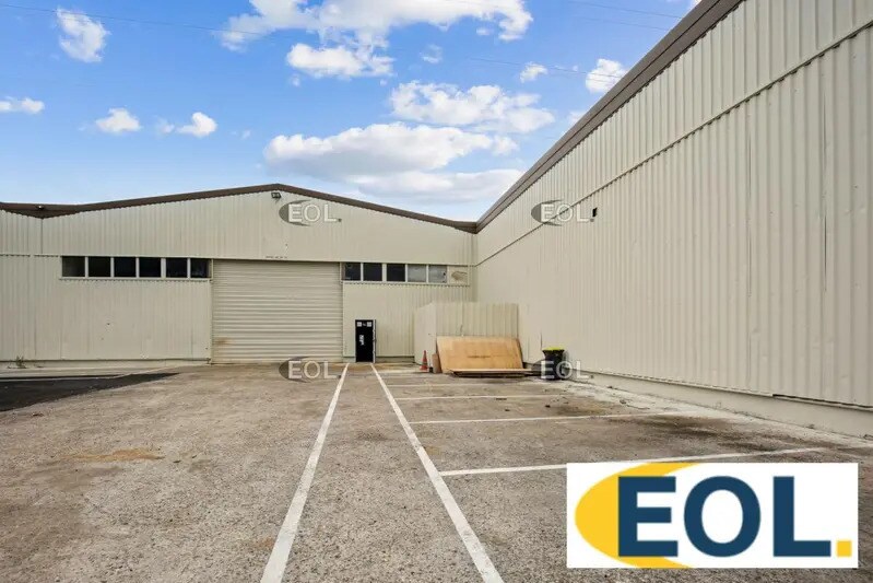 Industrial in L'ILE-SAINT-DENIS to rent - Building Photo - Image 2 of 9