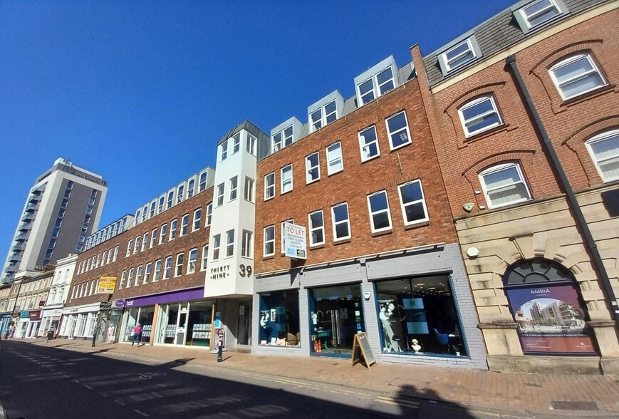 39 Queen St, Maidenhead to rent - Building Photo - Image 2 of 9