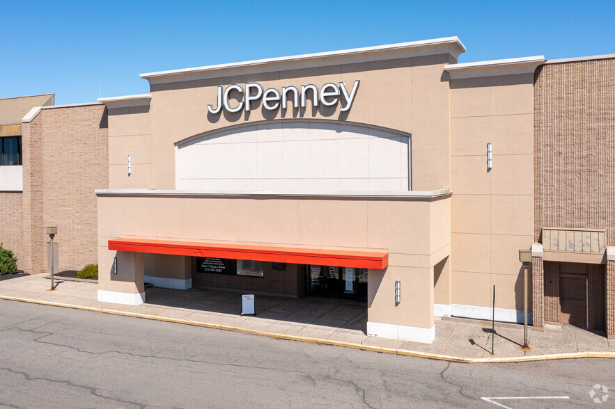 260 Wayne Towne Ctr, Wayne, NJ for rent - Building Photo - Image 3 of 7