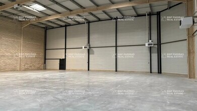 Light Industrial in Trappes to rent Interior Photo- Image 2 of 5