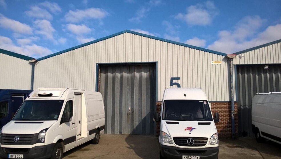 Burndell Rd, Ford to rent - Primary Photo - Image 2 of 4