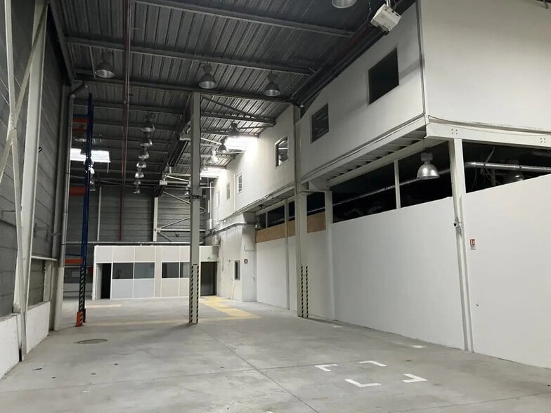 Light Industrial in Aix-en-Provence to rent - Building Photo - Image 1 of 6
