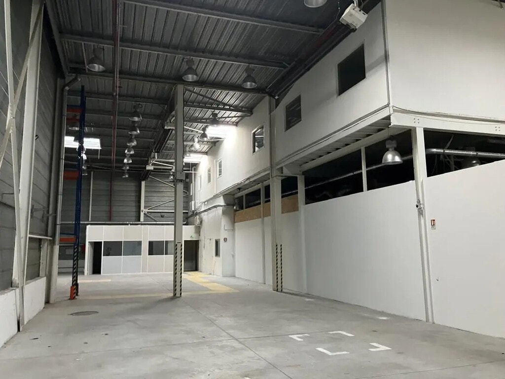 Location Local d'activités 1 127 m² - Photo 1