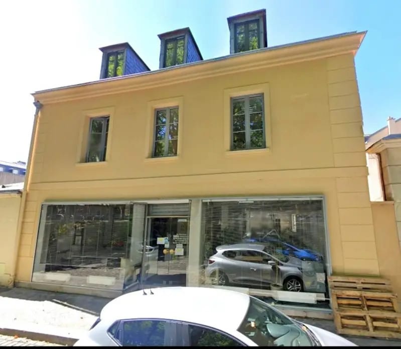 Office in Versailles to rent Building Photo- Image 1 of 13
