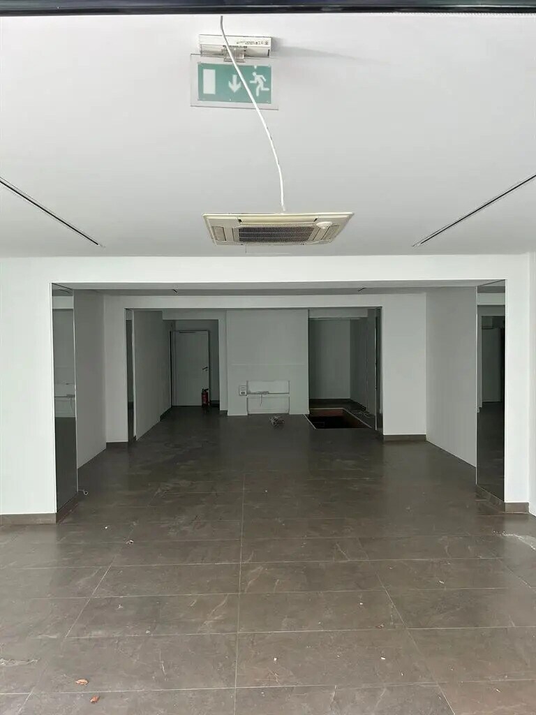 Location Commerce 210 m² - Photo 1