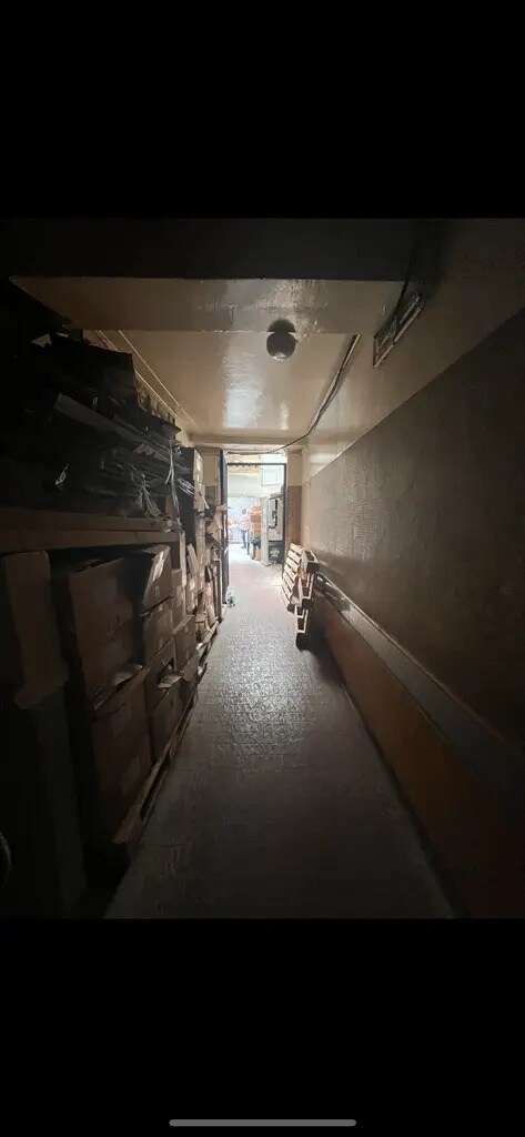 Retail in Paris to rent Interior Photo- Image 1 of 7