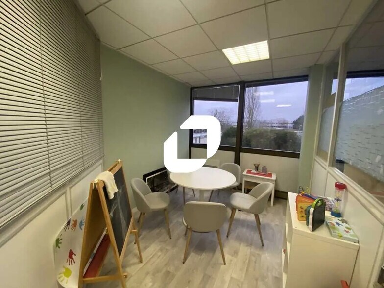 Office in Osny to rent - Interior Photo - Image 2 of 10