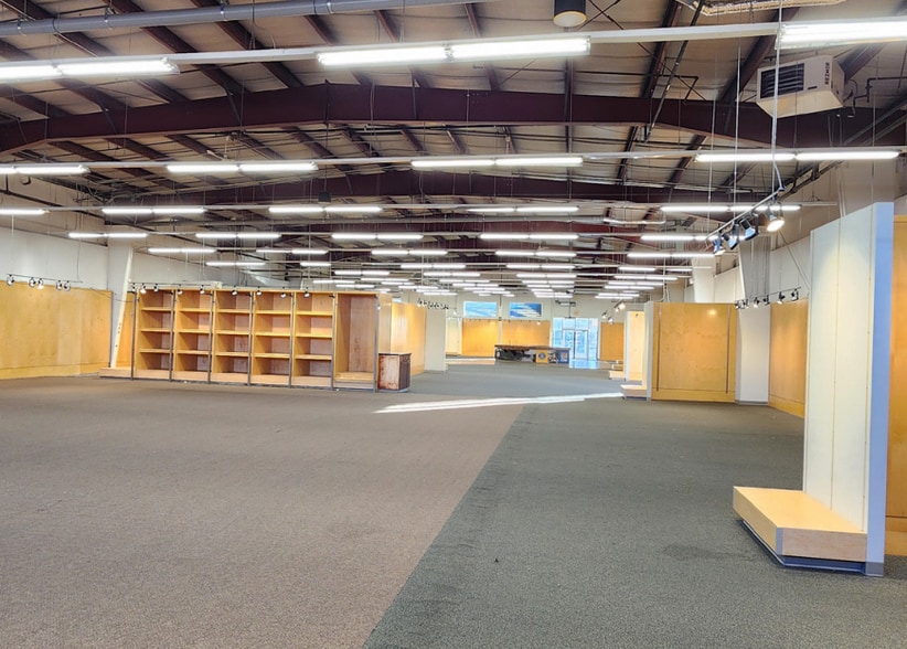 10951 170 STREET NW portfolio of 2 properties for sale on LoopNet.co.uk - Building Photo - Image 2 of 9