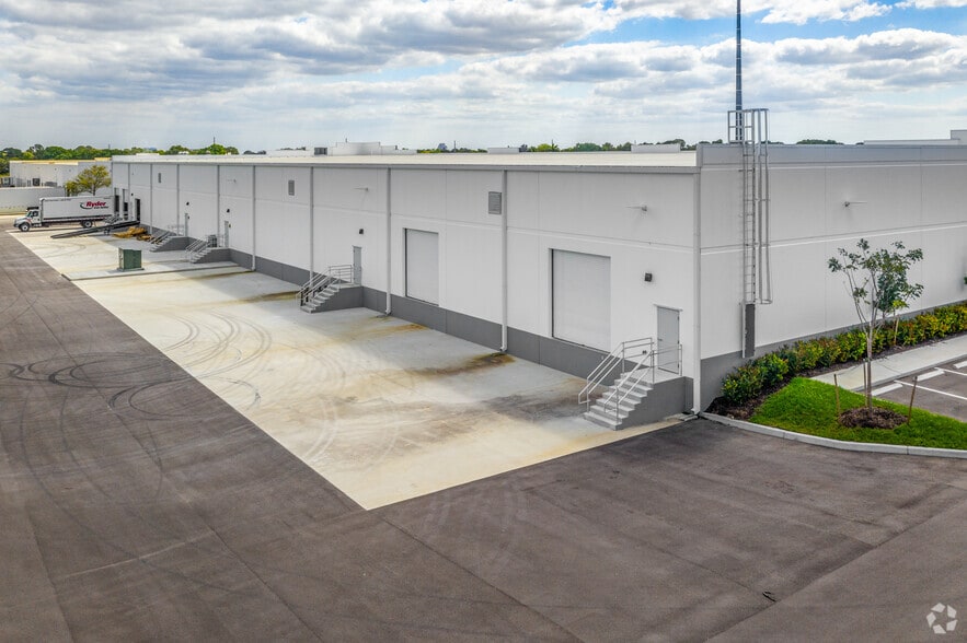 913 E Industrial Cir, Cape Coral, FL to rent - Building Photo - Image 2 of 2