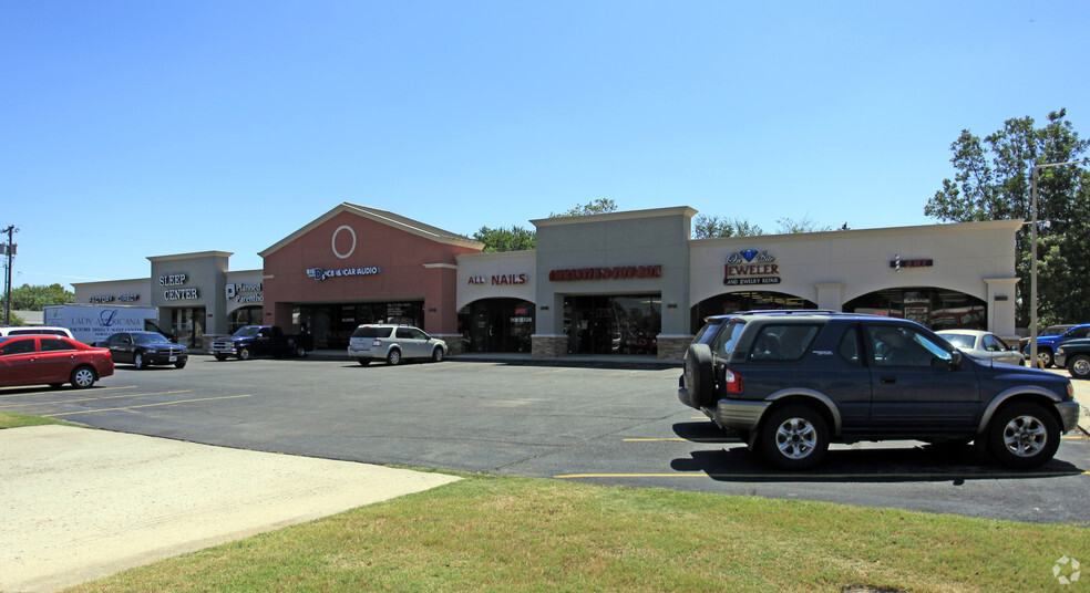 2100 W Lindsey, Norman, OK for rent - Building Photo - Image 1 of 2