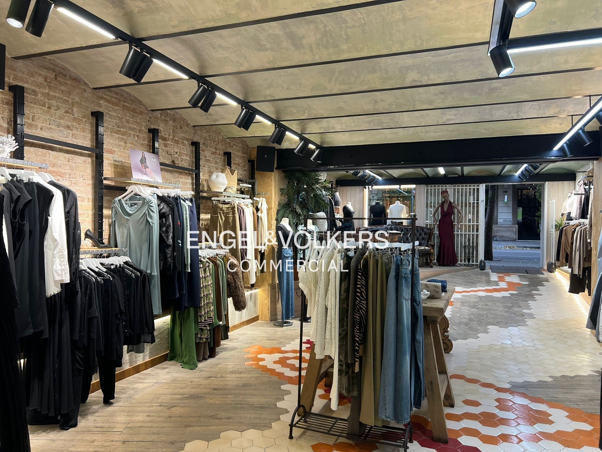 Retail in Barcelona, Barcelona to rent Interior Photo- Image 1 of 12