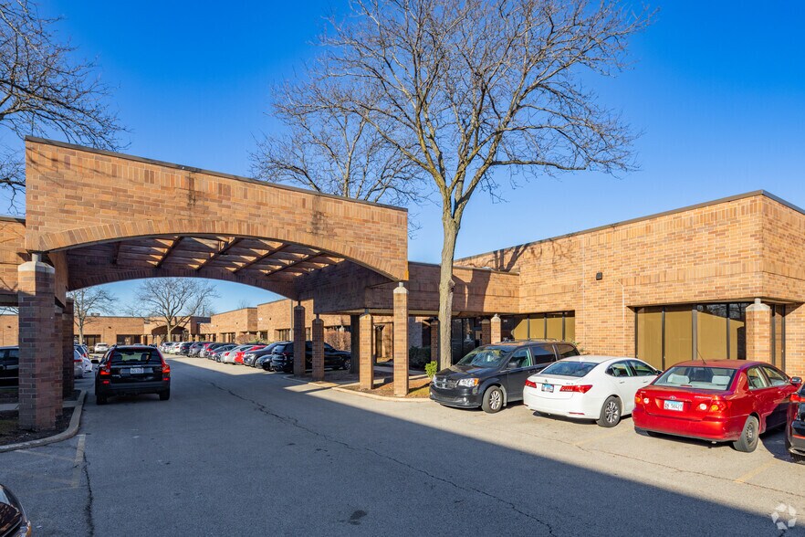 200 E Howard Ave, Des Plaines, IL for rent - Building Photo - Image 3 of 8