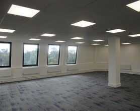 314 Regents Park Rd, London to rent Interior Photo- Image 2 of 2