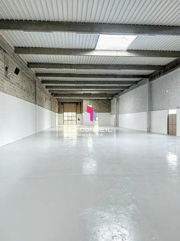 Light Industrial in Coignières to rent Interior Photo- Image 1 of 5