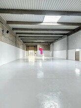 Light Industrial in Coignières to rent Interior Photo- Image 1 of 5