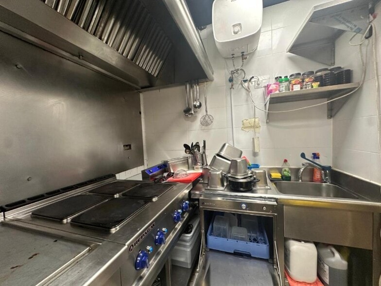 Retail in Madrid, Madrid to rent - Building Photo - Image 3 of 4