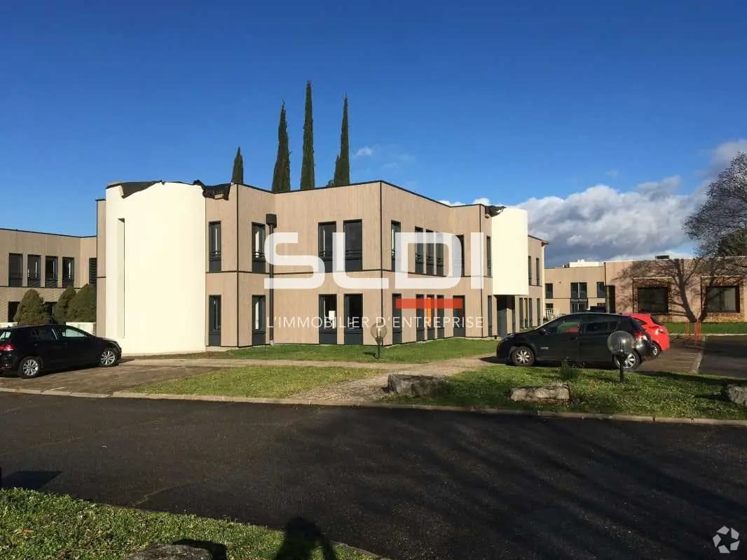 Office in Vénissieux to rent Building Photo- Image 1 of 8
