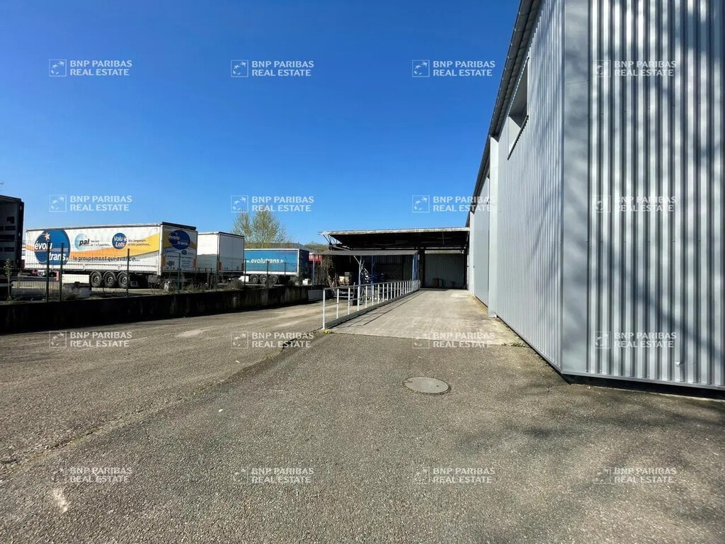Location Entrepôt logistique 1 815 m² - Photo 1
