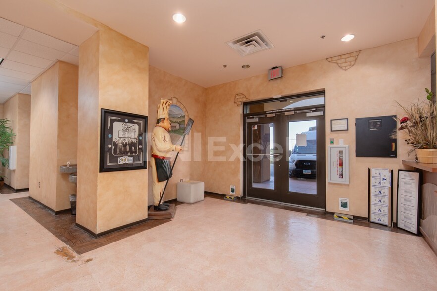 5045 W Mardon Ave, Las Vegas, NV for sale - Interior Photo - Image 2 of 19