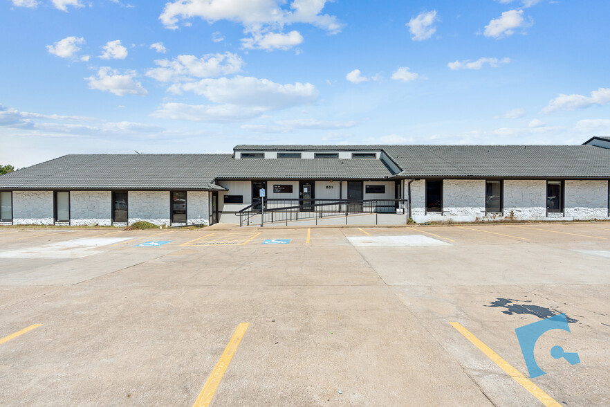 601 Omega Dr, Arlington, TX for rent - Building Photo - Image 1 of 16