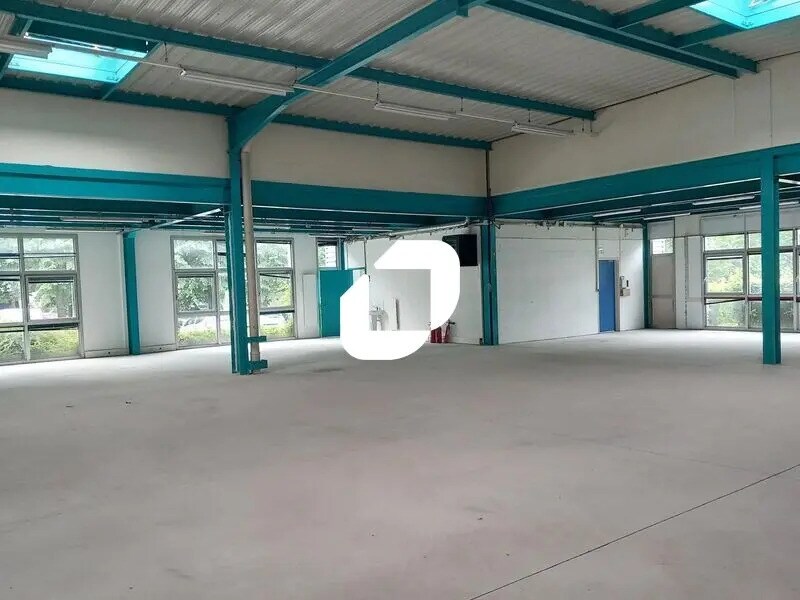 Light Industrial in Tremblay-en-France to rent Interior Photo- Image 1 of 8