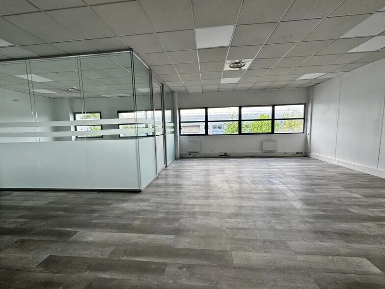 Light Industrial in Saint-Ouen-sur-Seine to rent - Interior Photo - Image 3 of 12