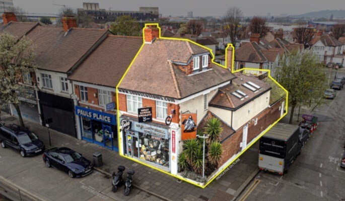 12 Norbreck Para, London for sale Building Photo- Image 1 of 4