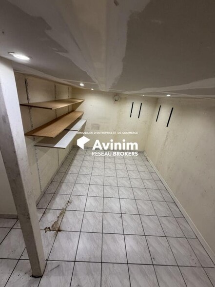 Retail in Paris to rent - Interior Photo - Image 3 of 4