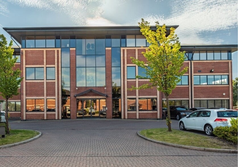 Gateway Crescent, Oldham to rent - Building Photo - Image 1 of 10