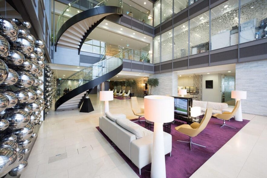 110 Bishopsgate, London to rent - Building Photo - Image 2 of 4