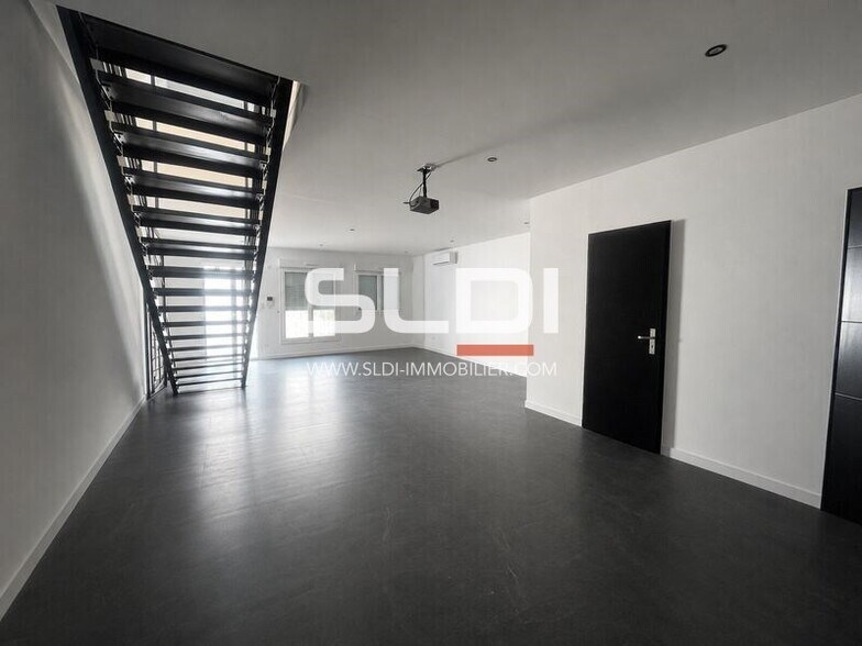 Boulevard De L'Ouest, Sathonay-Camp to rent - Building Photo - Image 3 of 9
