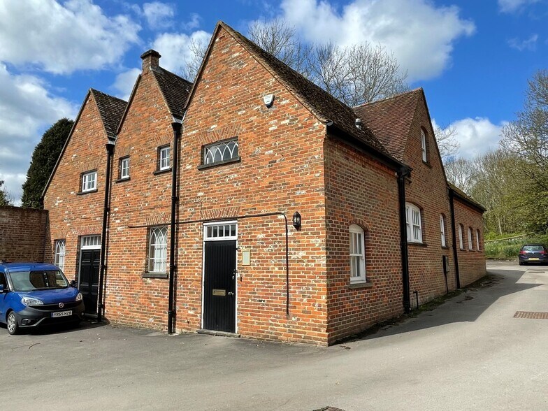 Church St, Chesham to rent - Building Photo - Image 2 of 5