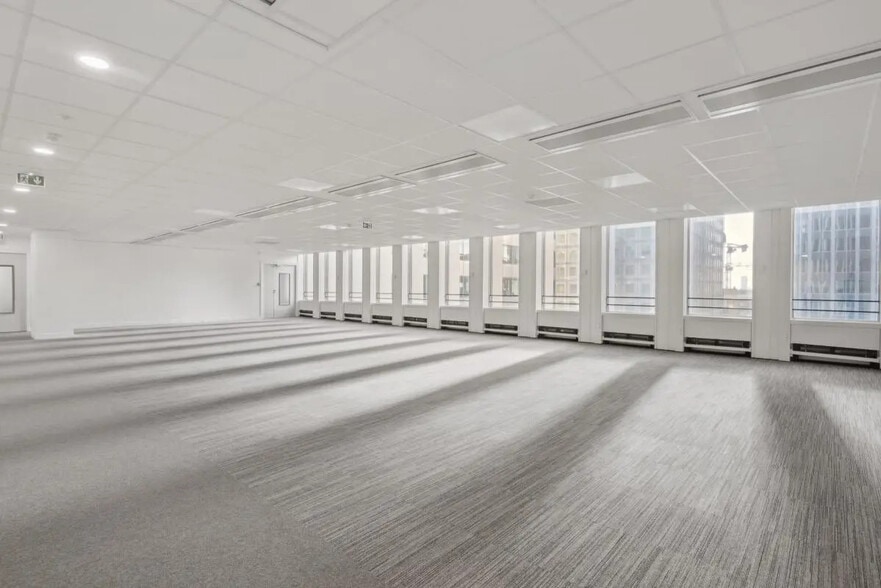 1 Place De La Pyramide, Puteaux to rent - Interior Photo - Image 3 of 8