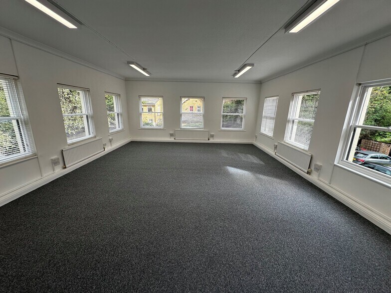 28-30 Claremont Rd, Surbiton to rent - Interior Photo - Image 2 of 2