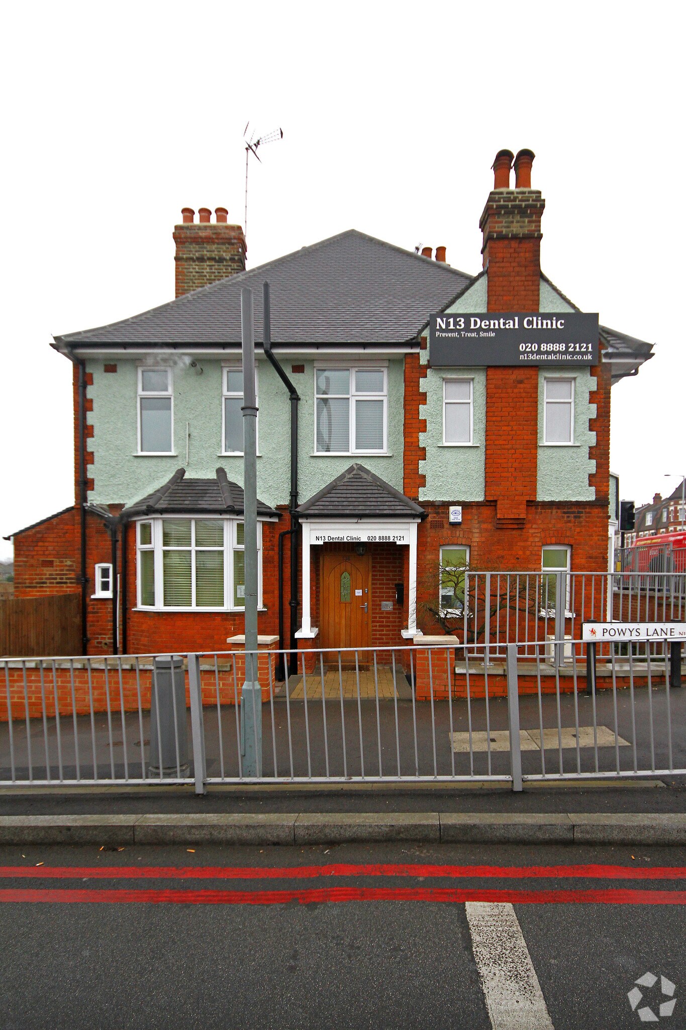 138 Bowes Rd, London for sale Primary Photo- Image 1 of 1