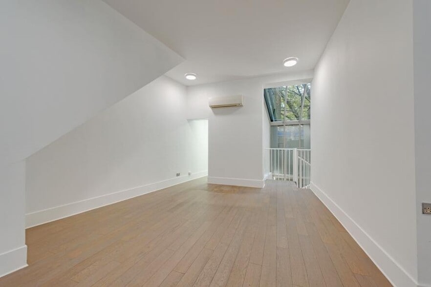 30 Heath St, London to rent - Building Photo - Image 3 of 9