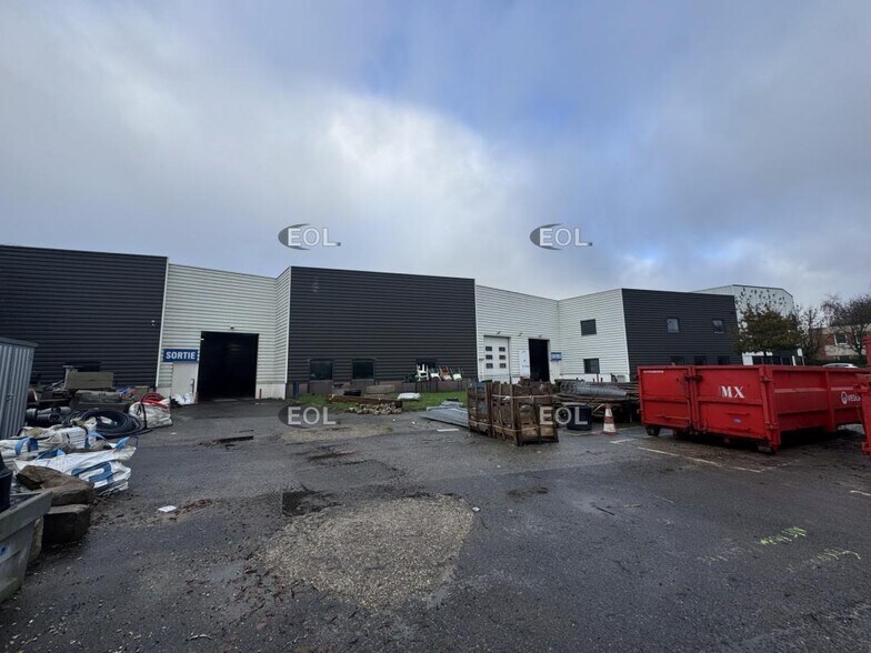 Light Industrial in Montigny-le-Bretonneux to rent - Building Photo - Image 2 of 10