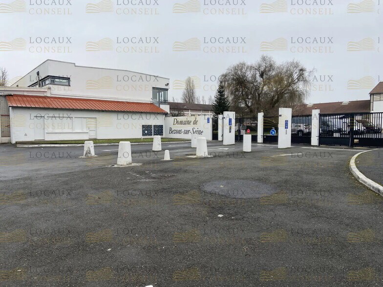 Light Industrial in Bezons to rent - Primary Photo - Image 1 of 5