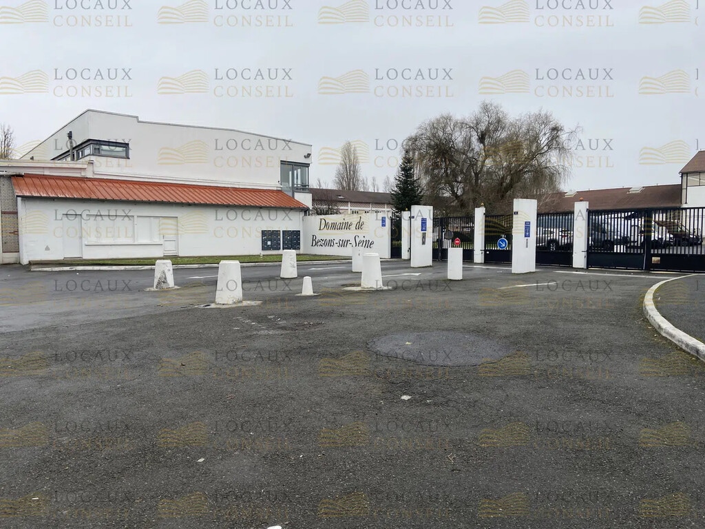 Location Local d'activités 240 m² - Photo 1