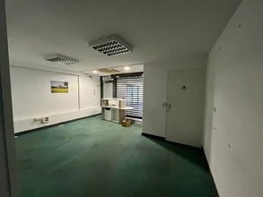 Retail in Tassin-la-Demi-Lune to rent Interior Photo- Image 2 of 3