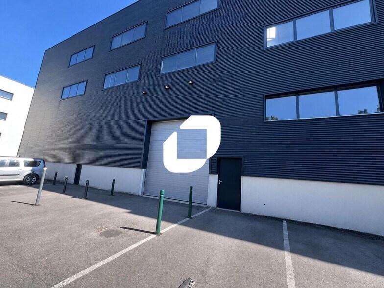 Light Industrial in Chelles to rent - Building Photo - Image 2 of 11