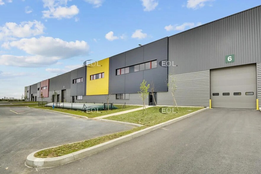 Light Industrial in Louvres to rent - Building Photo - Image 3 of 9