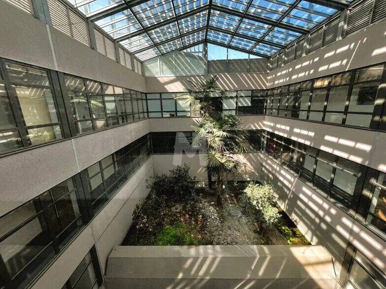 Office in Massy to rent - Interior Photo - Image 3 of 14