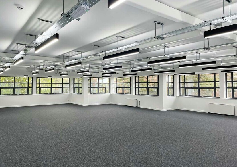 3 The Lakes, Northampton to rent - Building Photo - Image 2 of 8