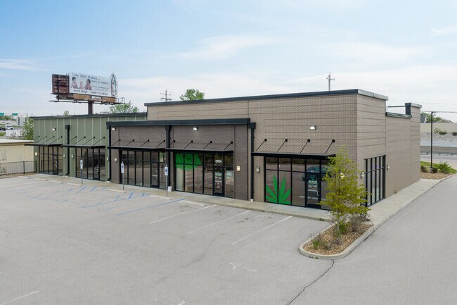 More details for 1560 Veterans Memorial Pkwy, Saint Charles, MO - Retail to Rent