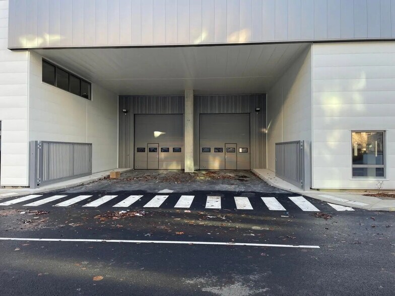 Office in Nanterre to rent - Building Photo - Image 3 of 12