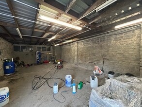 134 Stockmans Ln, Belfast to rent Building Photo- Image 1 of 1