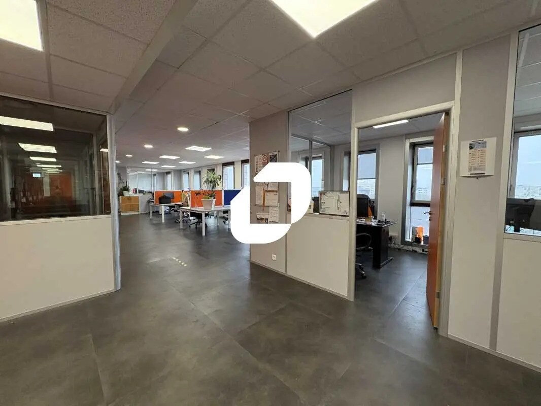 Office in Montigny-le-Bretonneux to rent Interior Photo- Image 1 of 10